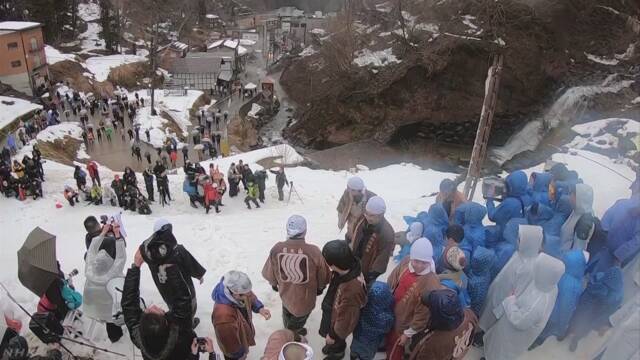 日本举行雪地扔女婿活动：今年雪不够厚,搬30吨雪来也要办...