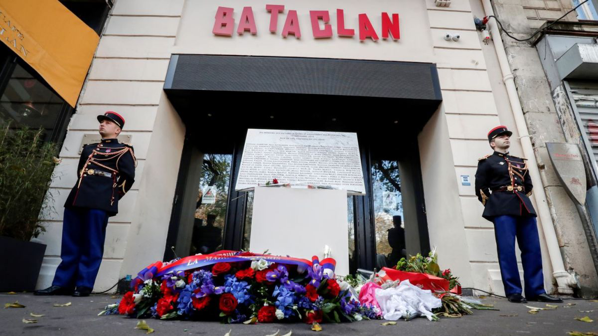 法国巴塔克兰剧场遇袭后，恐袭分子父亲与遇难者父亲共同出书
