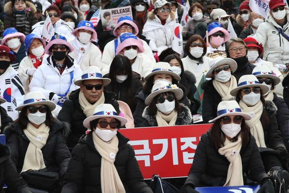 2日下午，朴槿惠支持者在首尔南大门举行集会（韩联社）