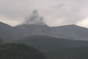 日本新岳火山大喷发：烟雾高达7000米 碎石飞到半公里外