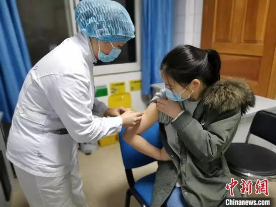 四川援鄂医疗队出发: "英雄机长"刘传健执飞护送