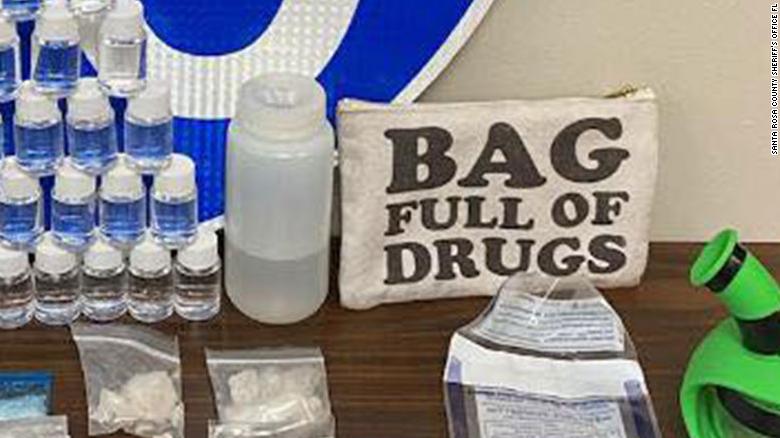 美国发现贴有毒品标签的袋子 （图源：CNN）