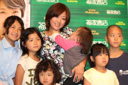 日本女艺人36岁当上外祖母：结了4次婚 生了8个孩子