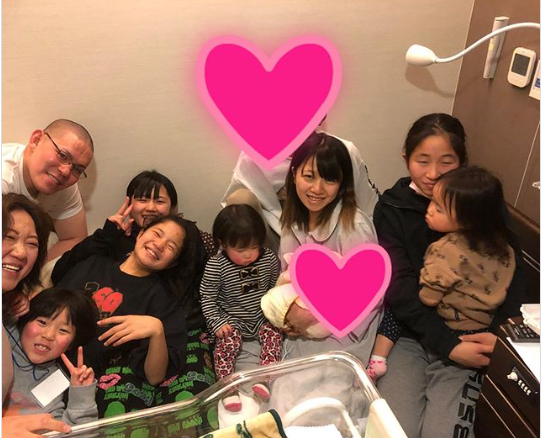 日本女艺人36岁当上外祖母：结了4次婚 生了8个孩子