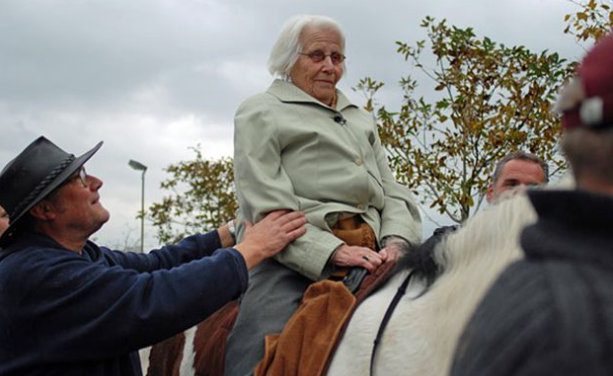 荷兰男子买救护车助绝症患者实现最终心愿：骑马、看海、回家