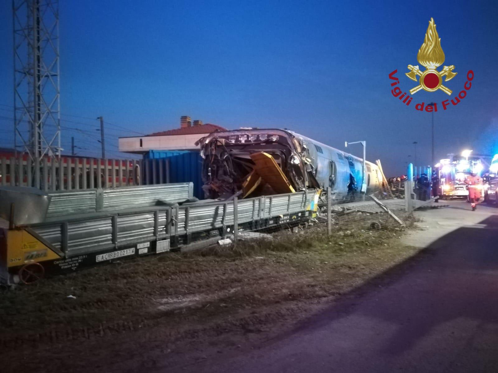 意大利发生列车脱轨事故。（图源：推特）