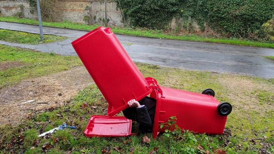 英国富翁建议流浪汉睡垃圾桶：舒适、防风且干燥