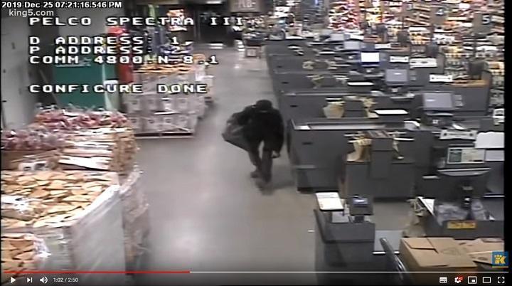 美国小偷藏身超市天花板数周：门一关就“从天而降”开偷