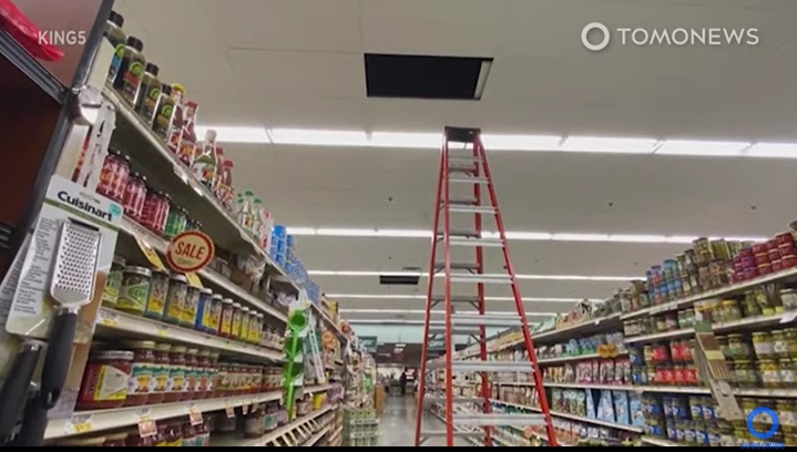 美国小偷藏身超市天花板数周：门一关就“从天而降”开偷