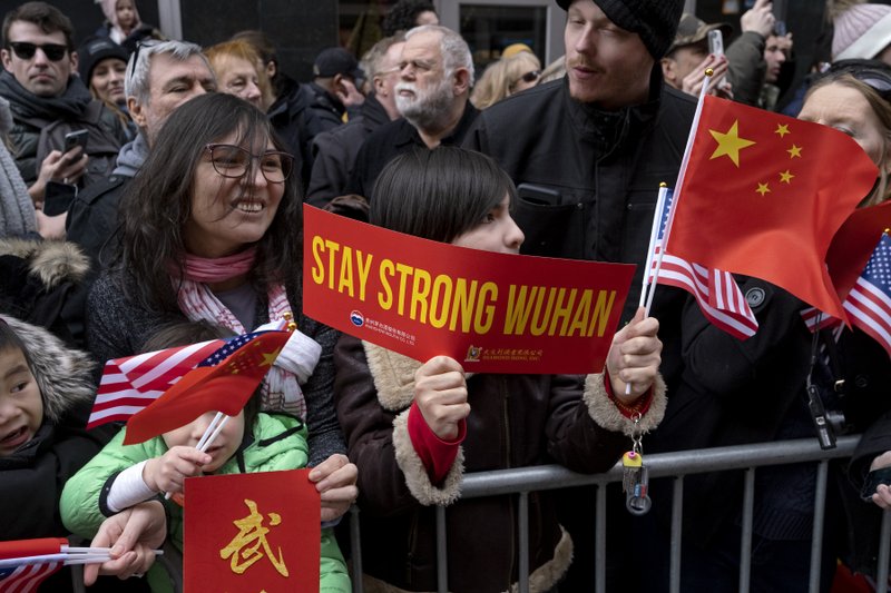 美国唐人街巡游：民众手持“武汉加油”标语 声援中国抗疫