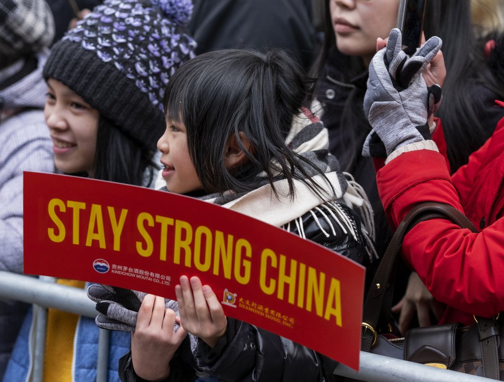 美国唐人街巡游：民众手持“武汉加油”标语 声援中国抗疫