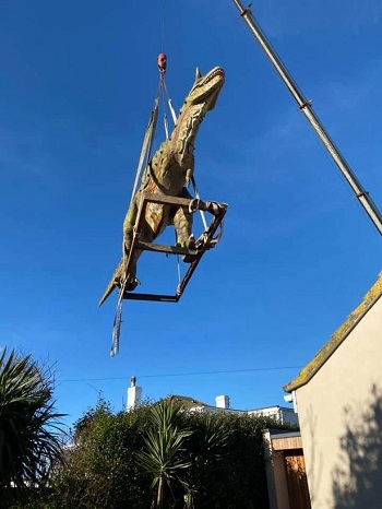 满满的爱！英国父亲网购6米长恐龙雕像送儿子 起重机运到家