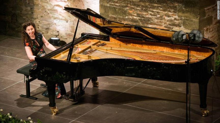 休伊特弹奏她的法齐奥里牌钢琴。（图源：CNN）