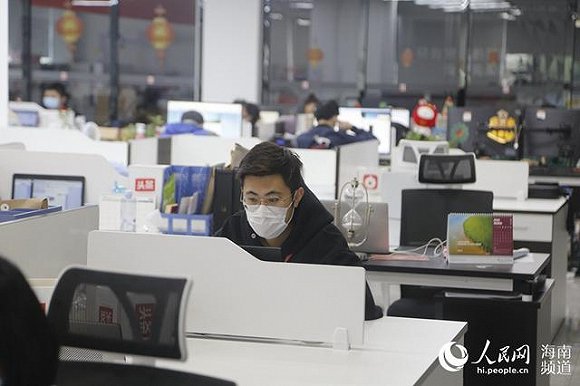 复兴城互联网信息产业园部分企业员工戴口罩上班 人民网记者 毛雷 摄