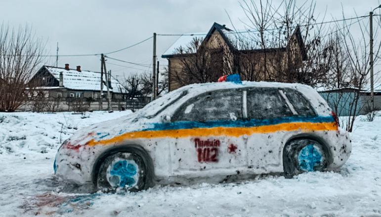 太逼真！乌克兰人用雪造了辆警车 市民报警：你车丢了