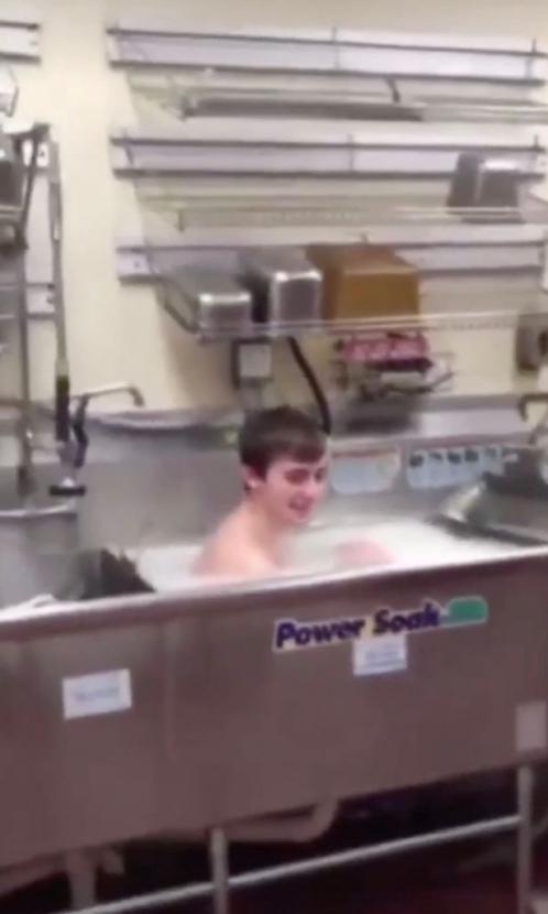 美国快餐店员工餐厅水槽中洗澡视频曝光 网友看了炸锅