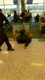 美国壮汉机场狂扇警察，被电击后继续打人，6个人把他制服