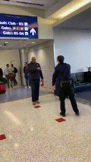 美国壮汉机场狂扇警察，被电击后继续打人，6个人把他制服