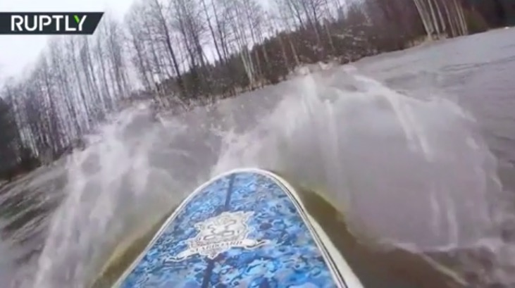 惊险！俄罗斯男子迎着洪水在森林里冲浪，完成特技动作