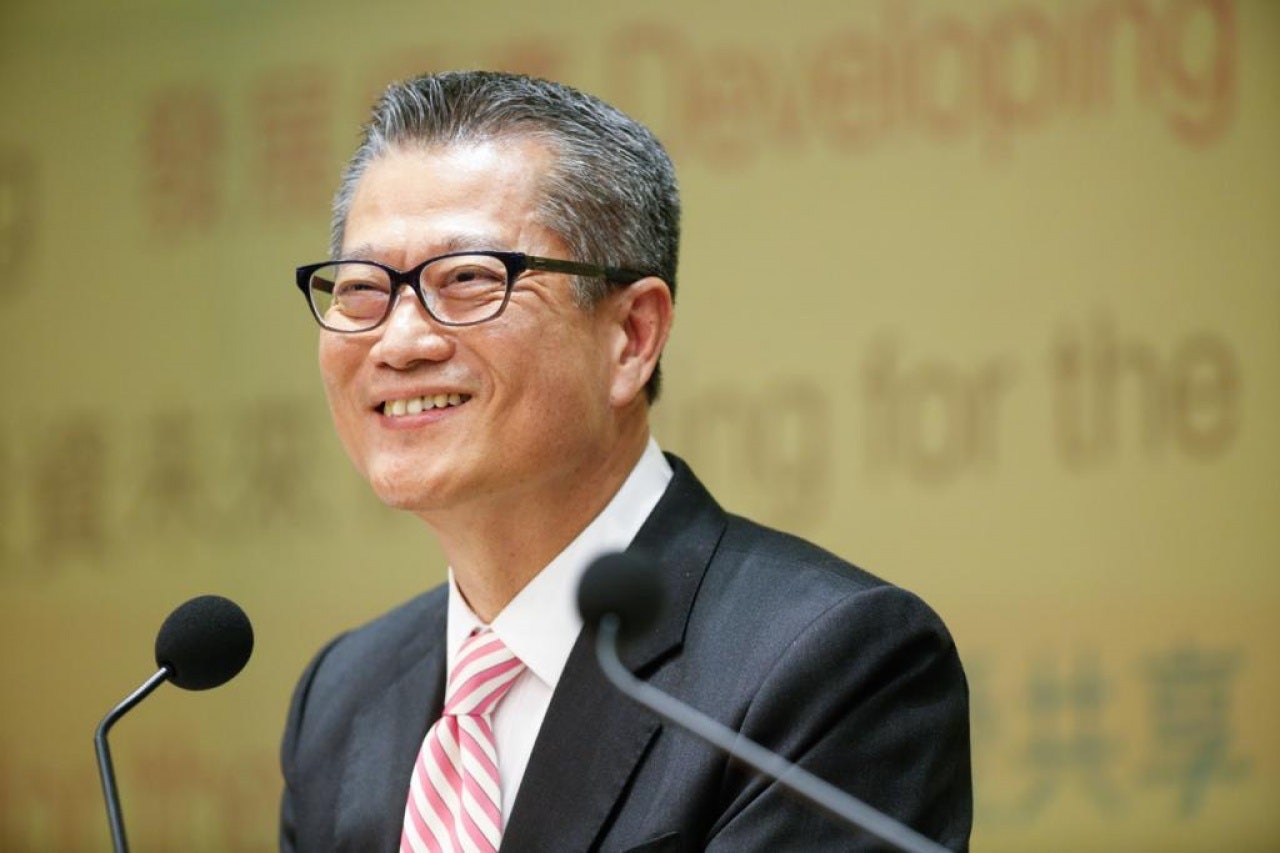 香港将向18岁及以上永久居民派发1万港元