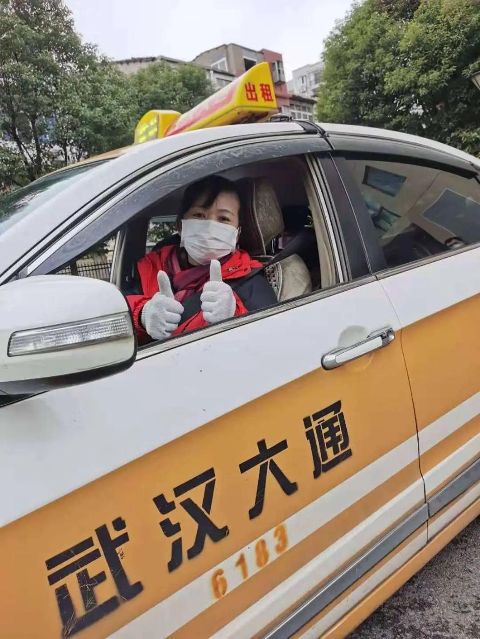 此前在美国的彭医生,专程赶回武汉增援,需要车辆接她回小区.