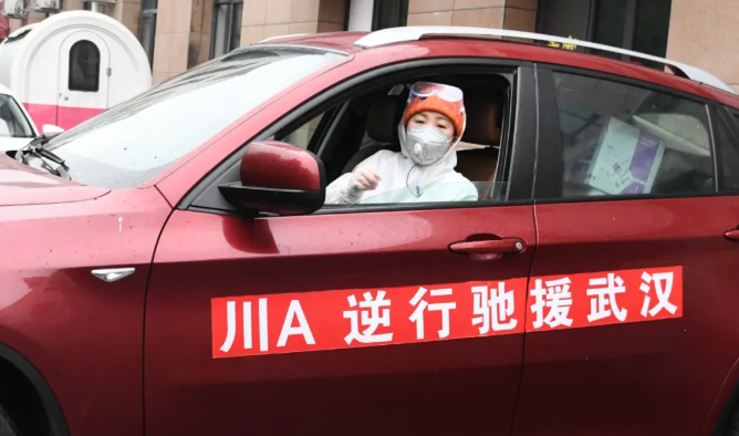 雨衣妹妹:雨衣变成了一把"大伞"!