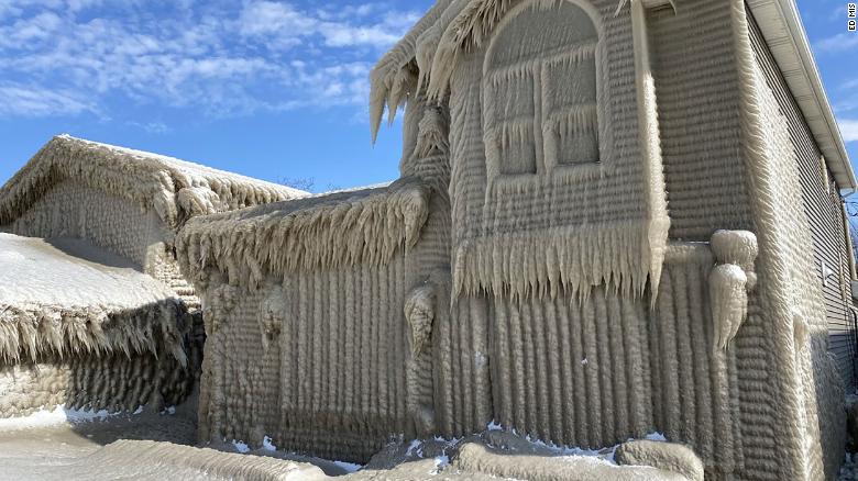 被冰层层覆盖的房屋（图片来源：CNN）