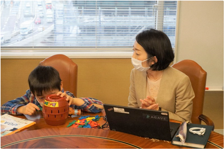 日本企业员工带孩子一起上班（每日新闻）