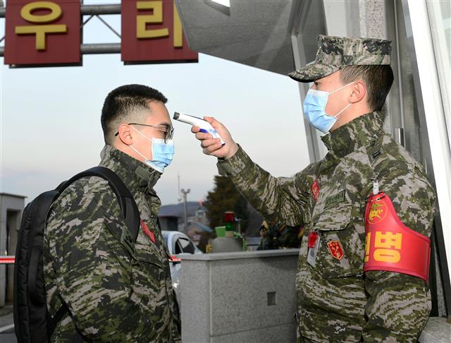 韩国军队加强官兵体温检测