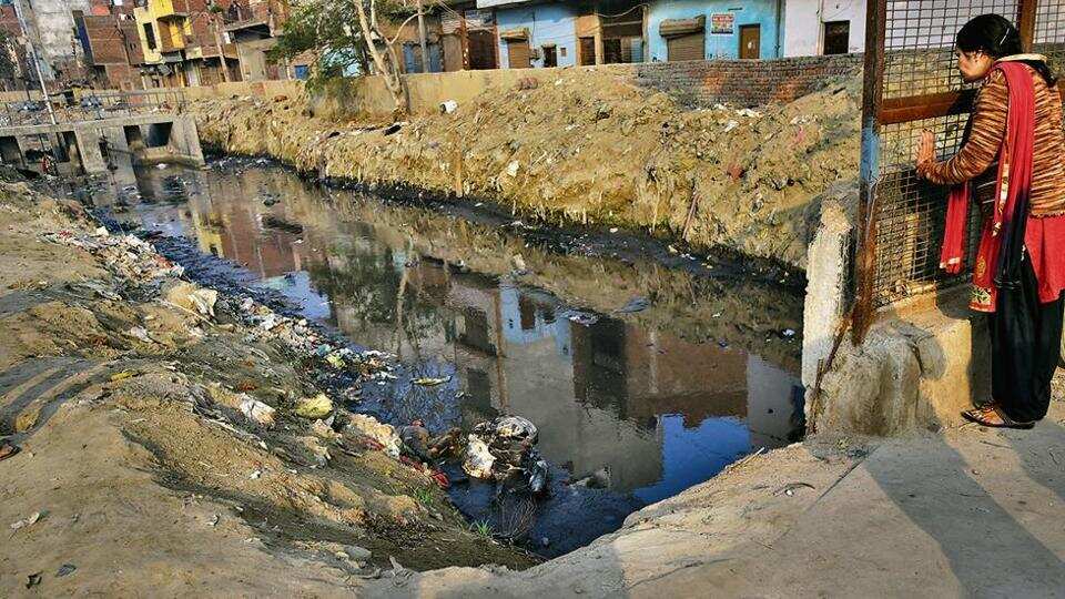 印度首都一排水渠现11具浮尸（图源：《印度斯坦时报》）