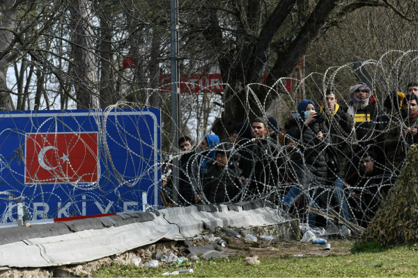 希望从土耳其进入希腊的难民聚集在土耳其希腊边境（图源：路透社）