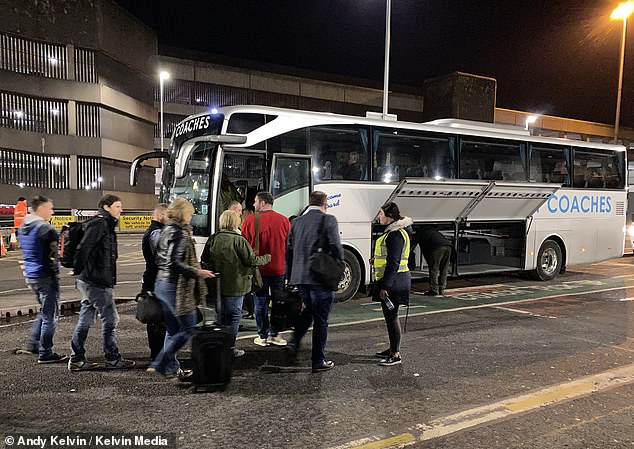 受新冠疫情影响，英国一航空公司突然停止运转，乘客滞留途中