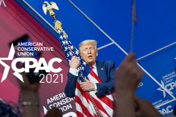 今年的大会上，特朗普“熊抱”、亲吻了美国国旗 （图源：ACU官网）