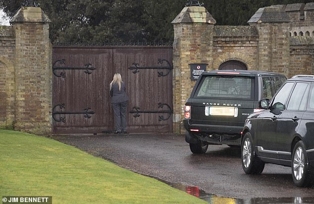 英媒曝英女王返家被拒之门外：城堡大门不开，警卫急了