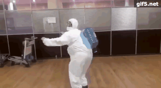 暖萌！莫斯科机场抗疫医生动感跳舞，身后还背个大瓶子