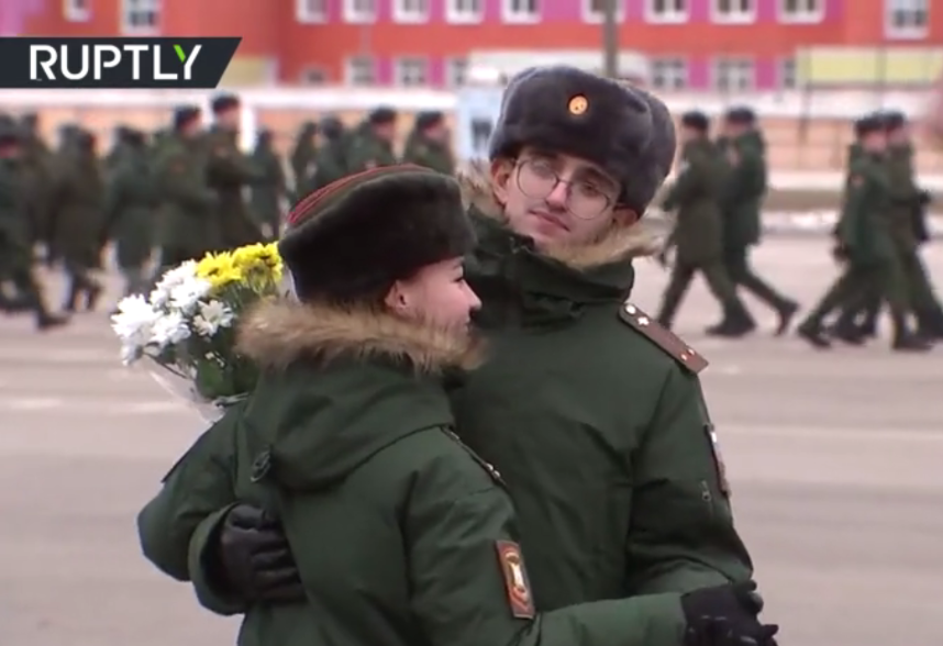 “硬核”礼物！俄罗斯200名男兵这样给女兵庆祝节日