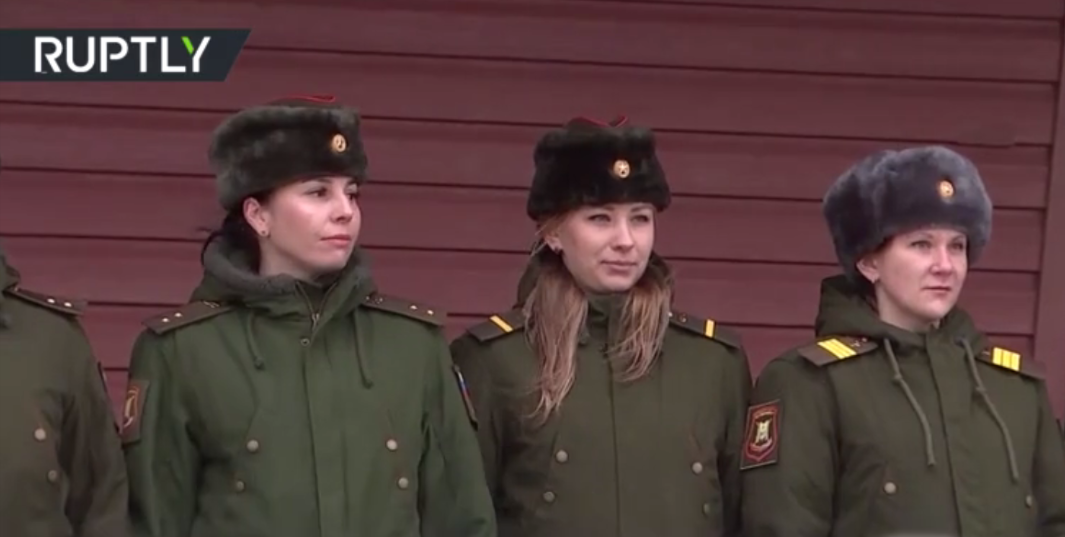 “硬核”礼物！俄罗斯200名男兵这样给女兵庆祝节日
