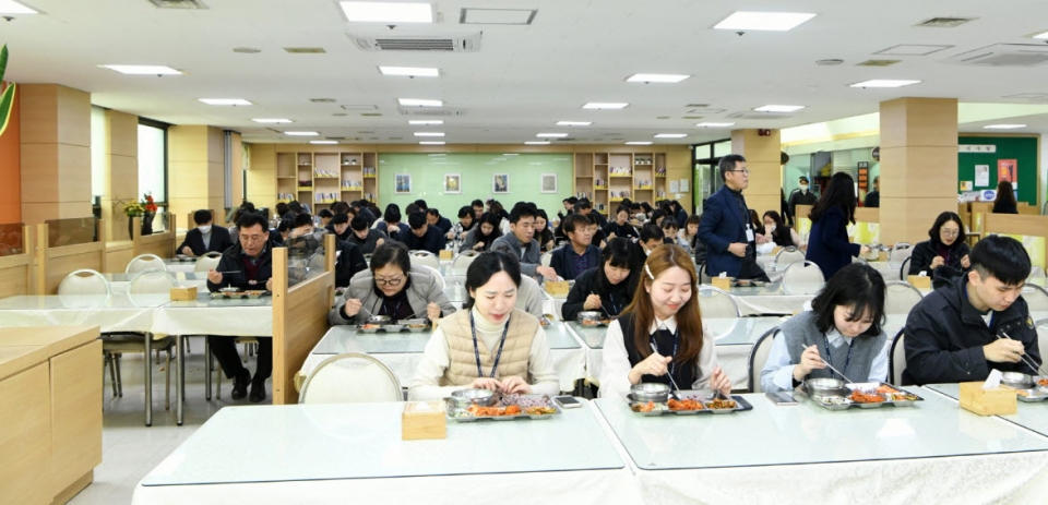 韩国京畿道九里市政府，公务员被要求用餐时同向而坐。