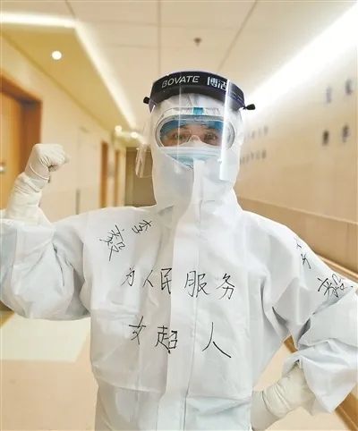 她们是白衣天使更是穿军装的战士