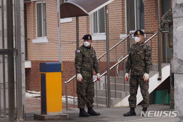戴口罩的韩国军人（纽西斯通讯社）