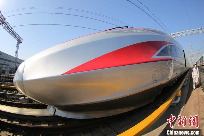 中车四方复产后首批"复兴号"动车组下线