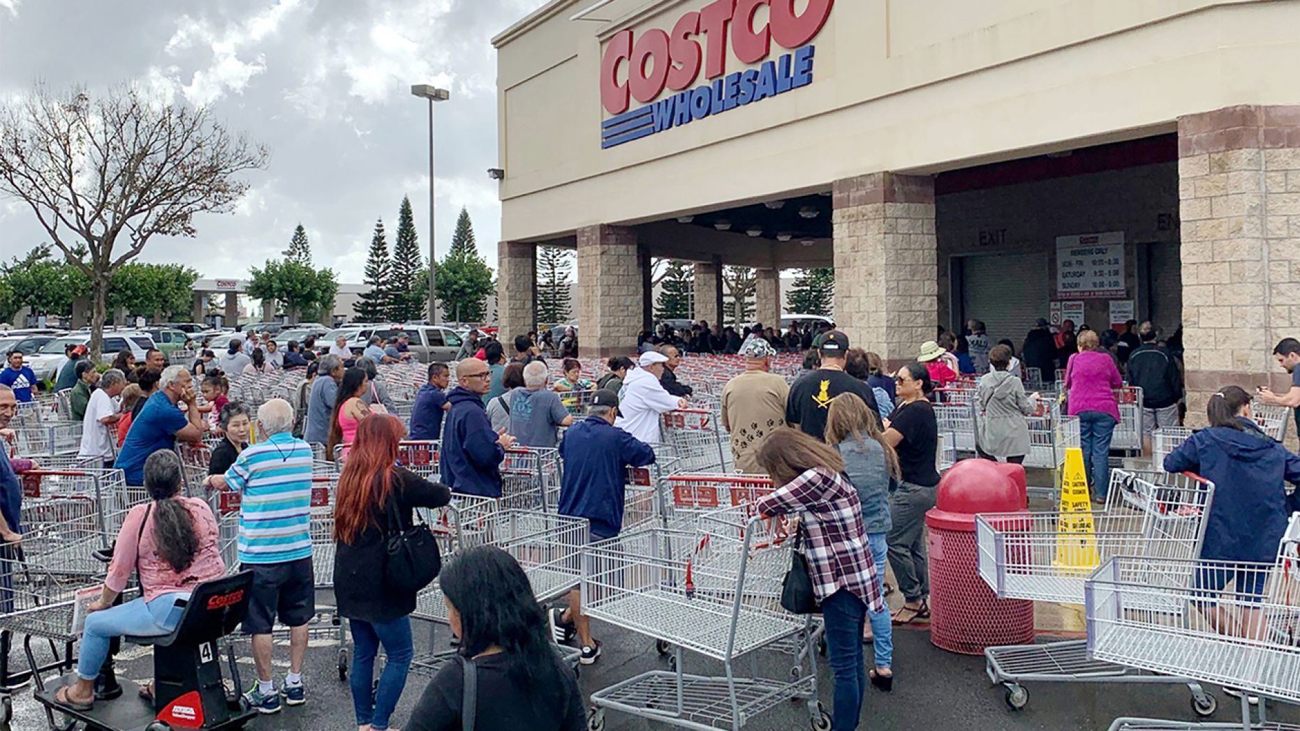 美国民众在超市外排队购物。（图源：福克斯新闻网）