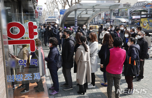 6日，首尔市民在药店排队买口罩。（纽西斯通讯社）