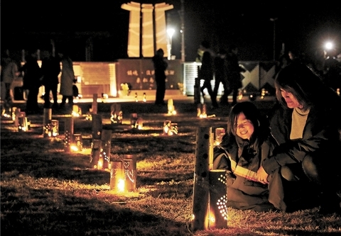东日本大地震复兴祈念公园内，市民点燃竹灯（日本《河北新报》）