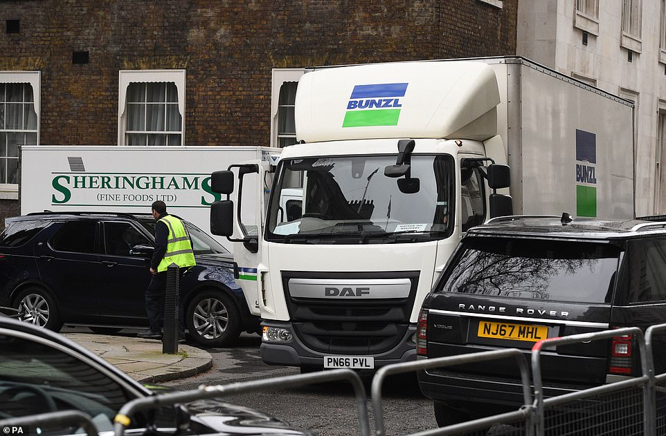 英国首相呼吁民众不必囤货，自己却被拍到囤了好几卡车（图）