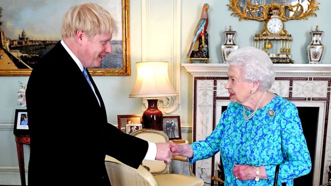 英国首相约翰逊与伊丽莎白二世女王（图源：BBC）