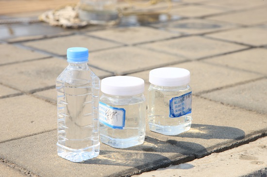 采取的洳河水样和矿泉水 支军波摄.jpg