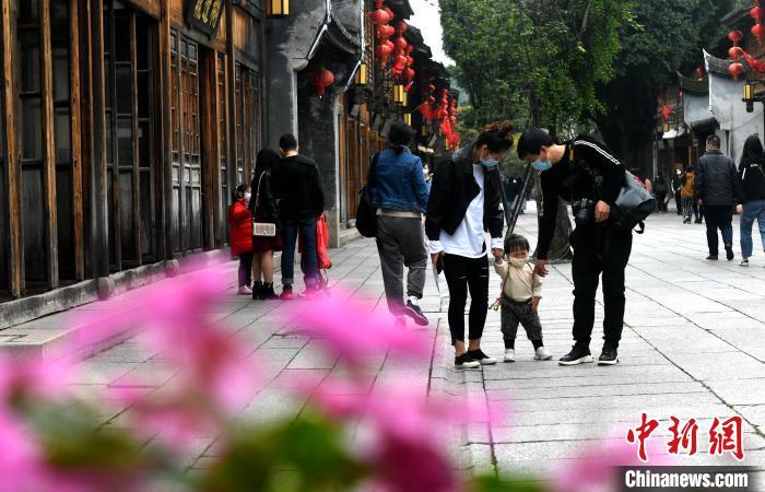 资料图:游客在福州三坊七巷游玩。 吕明 摄