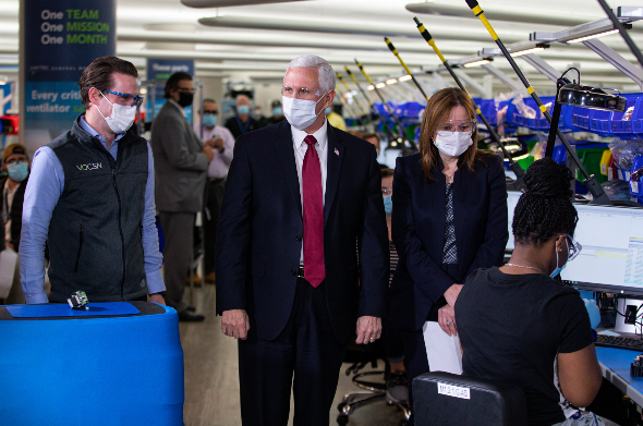 美国副总统彭斯无视医院规定引发争议 这次终于戴上了口罩