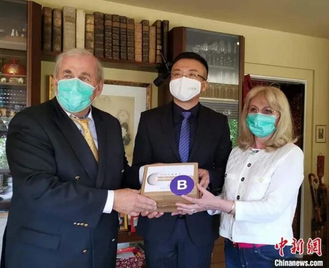 托马斯·拉贝夫妇在海德堡接受中国驻德国大使馆物资捐赠。<a target='_blank' href='http://www.chinanews.com/'>中新社</a>发 中国驻德国大使馆 供图